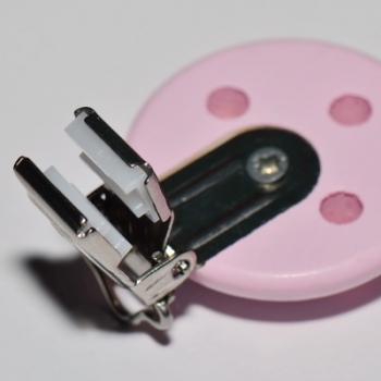 Preview: Schnullerkettenclip Holz rund 37mm rosa (1 Stück)